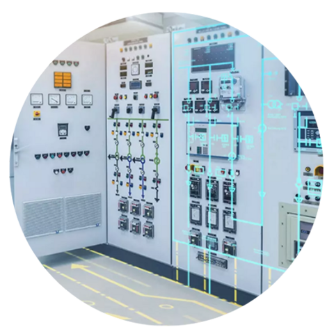 Ein Kontrollraum mit Schalttafeln voller Schalter, Knöpfe, Zifferblätter und Digitalanzeigen. Blaue digitale Schnittstellengrafiken überlagern das Bild und deuten auf fortschrittliche Technologie oder Systemüberwachung hin.
