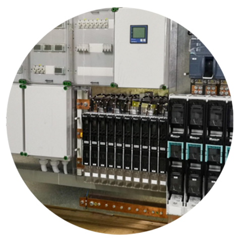 Elektrische Schalttafel mit verschiedenen Schaltern, Leistungsschaltern, Messgeräten und Verdrahtung in einem Metallgehäuse, mit geordneten Reihen von Komponenten und digitaler Anzeige.