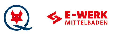 Logo der Q-FOX® Gruppe und des E-Werks Mittelbaden mit stilisiertem roten Stromsymbol und Blitz, dem Firmennamen in grauer Schrift und dem Slogan „Daheim gut versorgt“ in roter Schreibschrift.