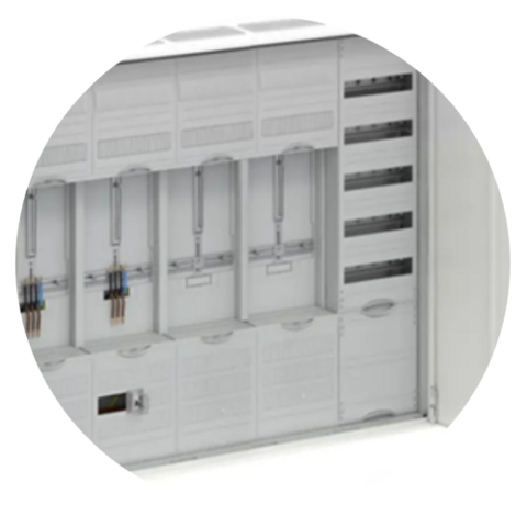 Nahaufnahme einer offenen Schalttafel mit mehreren Steckplätzen, Leistungsschaltern und sichtbarer Verkabelung in einem weißen Gehäuse.